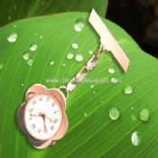perawat watches images