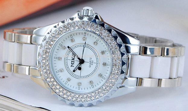 Lady watch with diamond