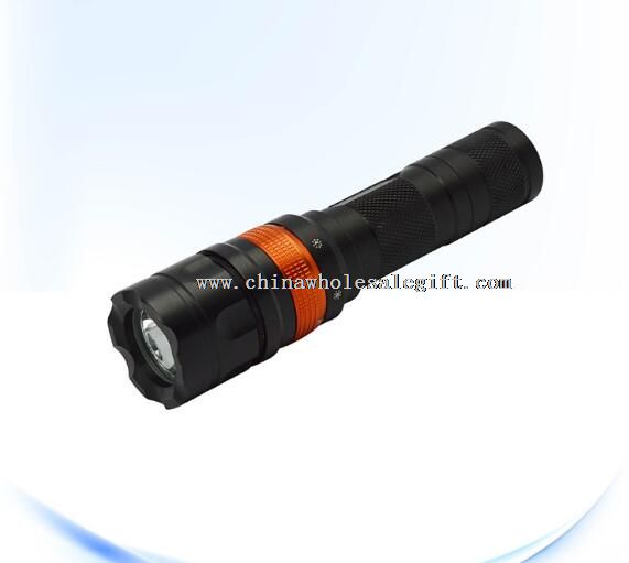 700 lumens light flashlight