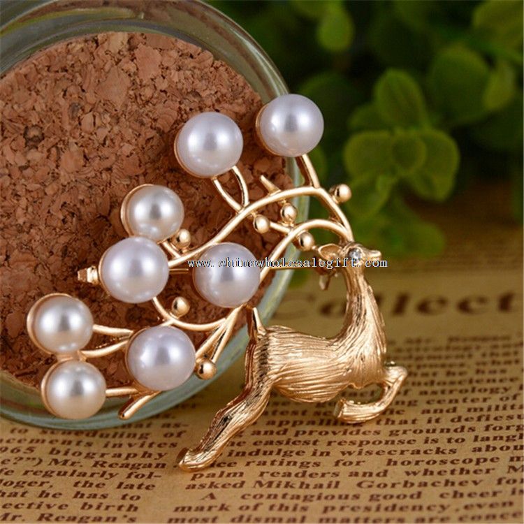White Pearl Deer Lapel Pin