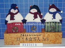muñeco de nieve en la caja de madera 3/s images