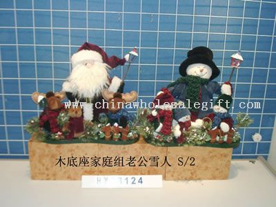 famille de père Noël et bonhomme de neige en bois