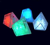 Cubo di ghiaccio a forma di triangolo lampeggiante images