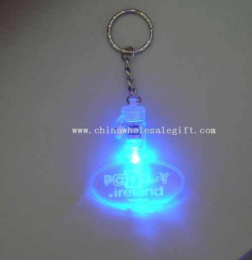 Chaveiro LED acende com pingente OVAL