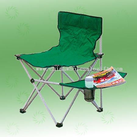 Cadeira de acampamento com pequena mesa
