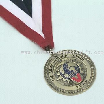 Medalhas bem trabalhadas com fitas em combinações de cores sortidas