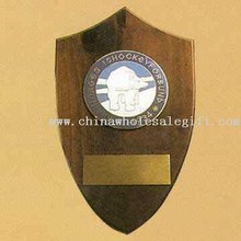 Trofeo o premio en la placa de madera o metal de base images