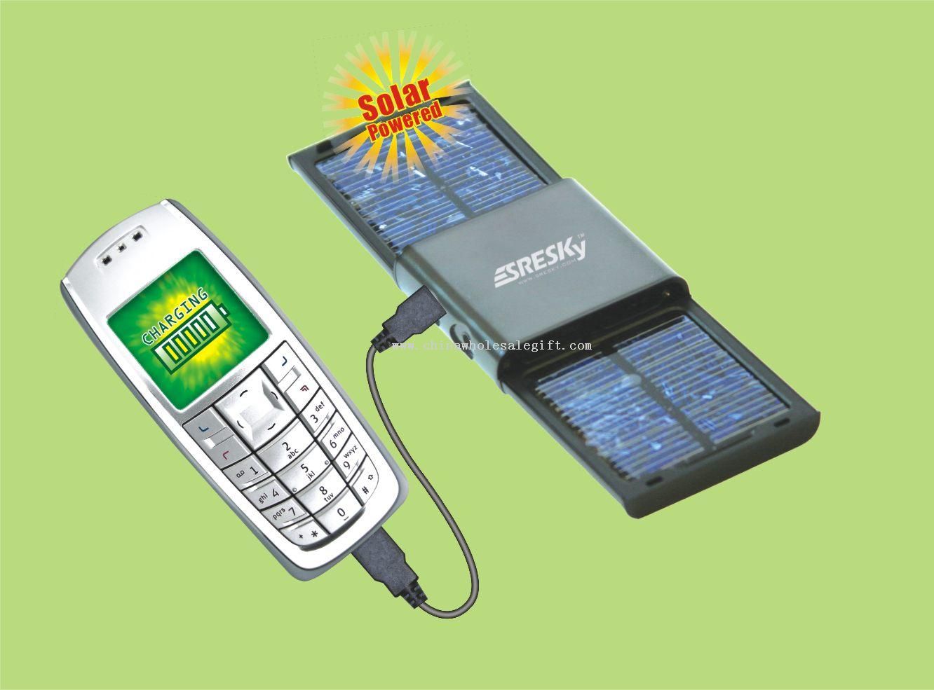 Telefon komórkowy z ładowarką baterii słonecznych
