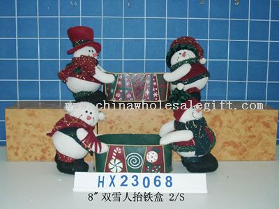 Schneemann holding Metallbox 2/s