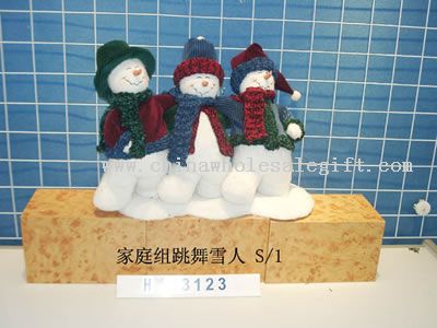 família de boneco de neve a dançar