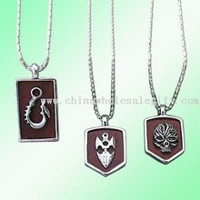 Colgante de metal con correas de cuero images