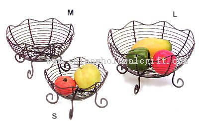 železný košík s ovocem