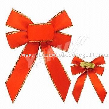 Embalaje de regalo de Navidad con cinta de raso de borde metálico oro