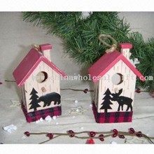 Dřevěný dům s vánoční tématikou v růžové images