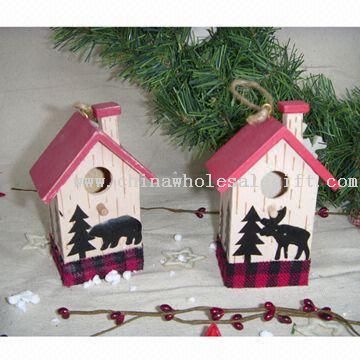 Maison en bois avec le thème de Noël en rose