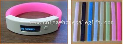 Vibrating Bluetooth gelang dengan layar OLED