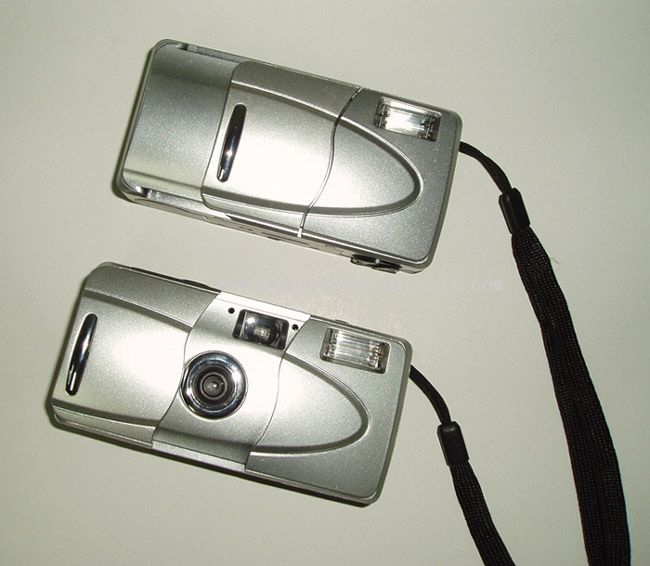 Una cámara de 35mm manual con flash y la batería
