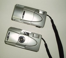 Una cámara de 35mm manual con flash y la batería images