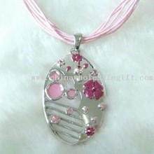 Collar, decorado con accesorios de perlas y perlas images