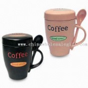 Tazza di caffè in ceramica con cucchiaio e coperchio images