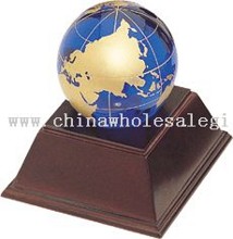 Globe de cristal coloré sur bois Base images