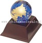 Globe Crystal berwarna-warni di dasar kayu small picture