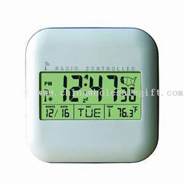 Digitalt ur med 12,7 x 12,7 x 2.7 cm dimensioner, kalender og Thermomter funktion