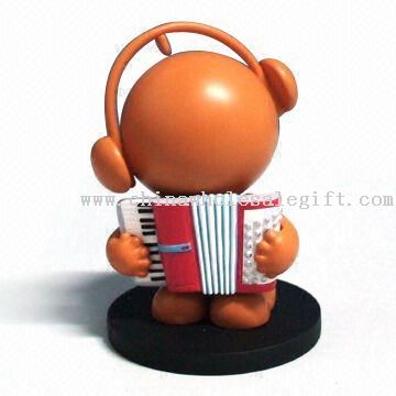 Figura di promozione con un Pomander sul retro