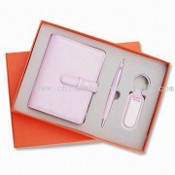 Cancelleria Three-Piece Gift Set, include Notebook, penna a sfera e portachiavi images