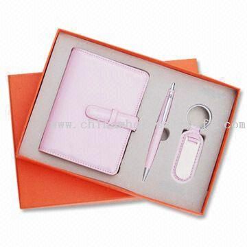 Cancelleria Three-Piece Gift Set, include Notebook, penna a sfera e portachiavi