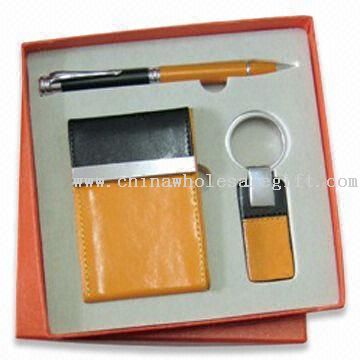 تعيين هدية صفراء 3-قطعة القرطاسية، ويشمل اسم حامل البطاقة والقلم الكرة وسلسلة المفاتيح