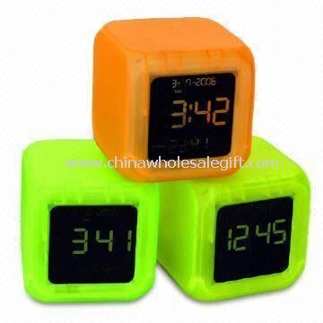 Nouveauté couleur changement numérique horloge, mesurant 15,0 x 15,0 x 2,0 cm
