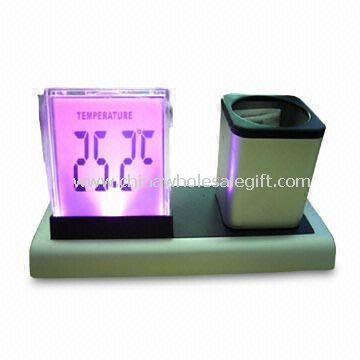 Promosi LCD jam dengan pemegang pena, mengukur 16.5 x 8,0 x 9.0 cm