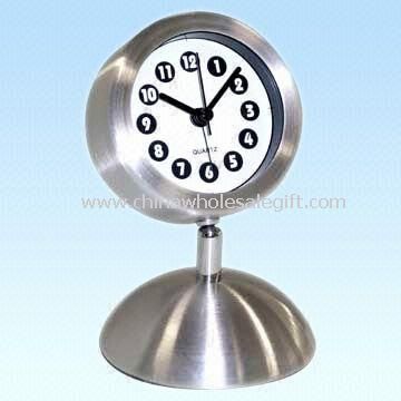 Metalden yapılmış yüksek kaliteli masa saati