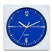 Horloge murale carrée avec mains métalliques images