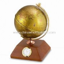 Globe et horloge en bois images