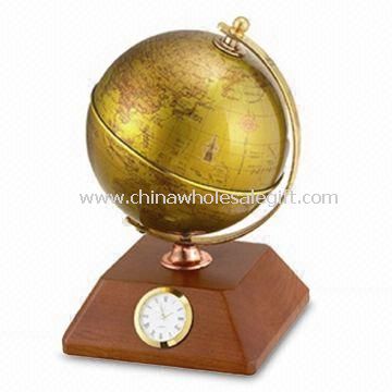 Globus und hölzerne Uhr