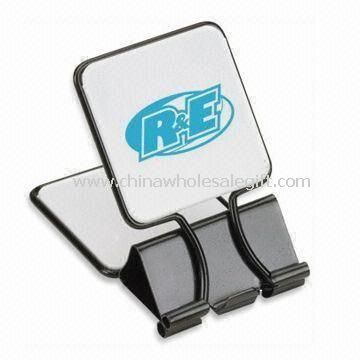 Carpeta estilo Memo Clip con cachas de forma cuadrada grandes y detalles en negro