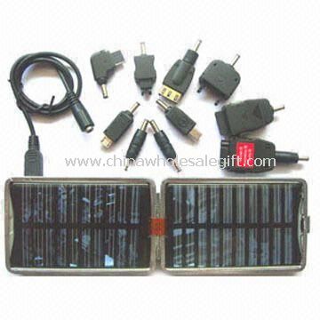 Caricabatterie solare universale per cellulare fotocamera e lettori MP3/MP4