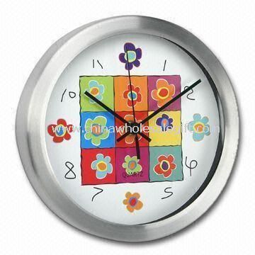 Hliníkové nástěnné hodiny různé barvy jsou k dispozici