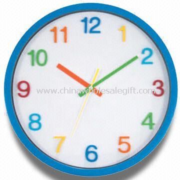 Настінні годинники в різних кольорів та оздоблення