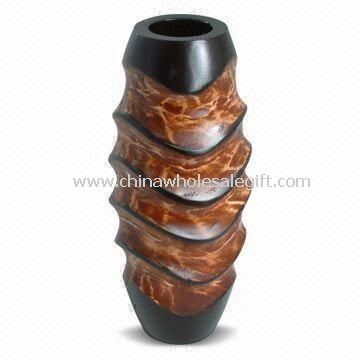 vas bunga kayu dengan ukiran desain