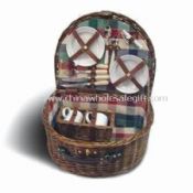 Flätade picknick korgen består av metall sked, korg och keramiska muggar images
