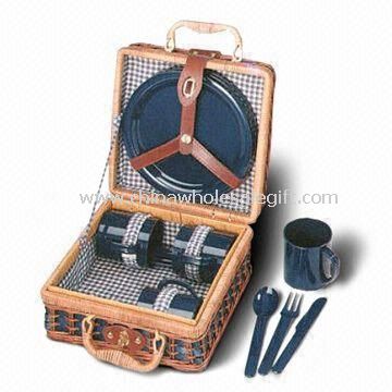 Пікнік кошик набір з плетені або верби включає чотири плити і ложки