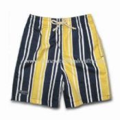 Jungs Board Shorts mit All-over Prints zwei Seitentaschen und eine Gummi-Abzeichen am rechten Bein images