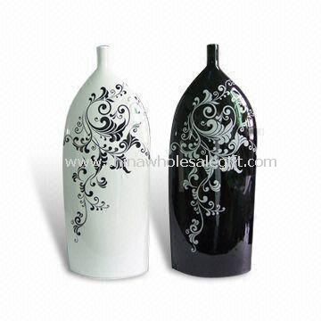 Ev dekorasyon için kullanılan porselen vazolar