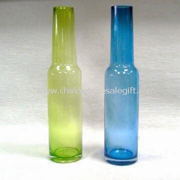 Vas kaca dekoratif dengan desain elegan