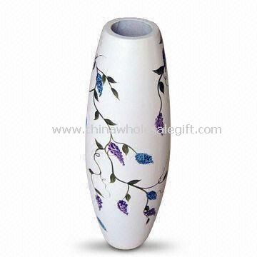 Bílá váza vhodná pro dekorace vyrobené ze dřeva