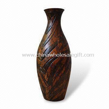 Dřevěná váza je vyrobena z materiálu MDF