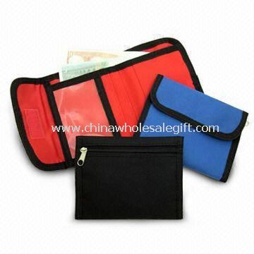 Brieftasche mit 3 Taschen für Karten und eine große Tasche für Geld